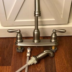 Moen Kitchen Faucet with hose sprayer